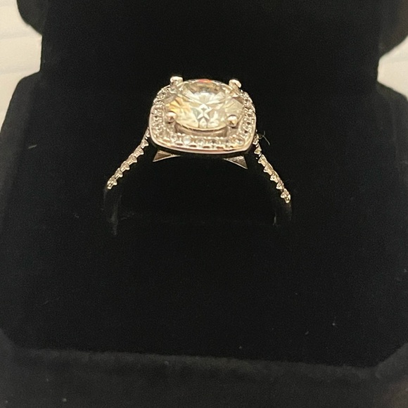 Brand new 2 carat Moissanite Sterling silver ring Size 7 - Picture 4 of 7